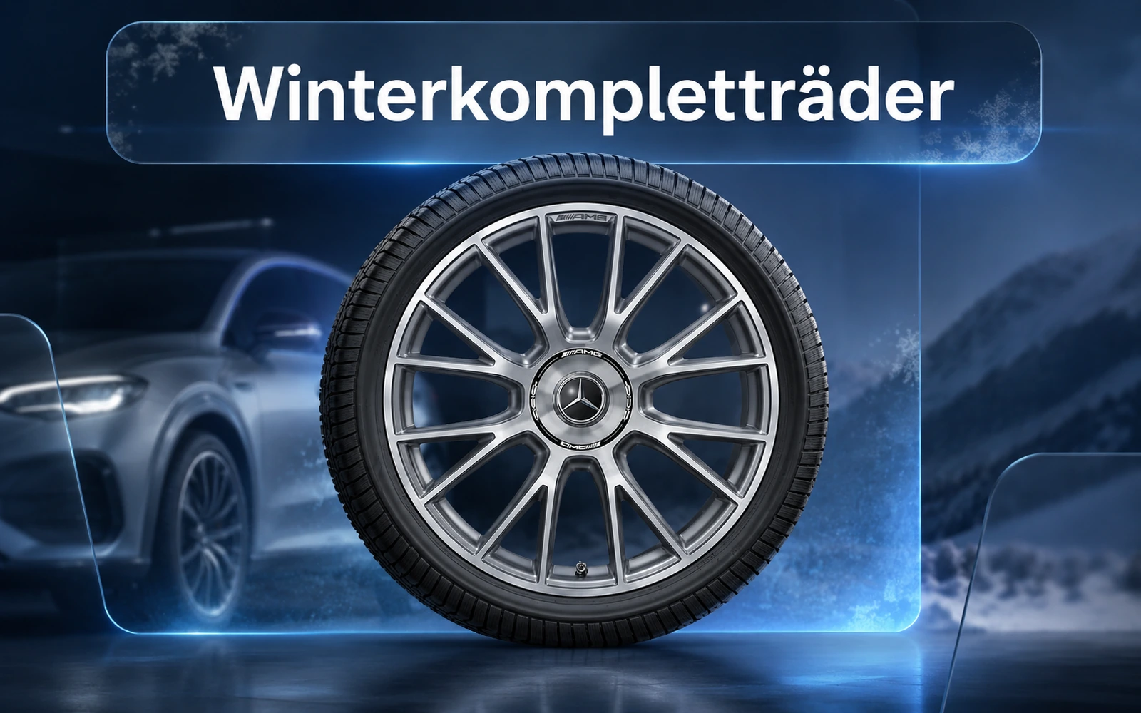 Mercedes-Benz AMG Winterkomplettrad mit silberner Leichtmetallfelge und Winterreifen vor winterlicher Fahrzeugkulisse mit Schnee und blauem Lichtdesign