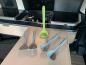 Preview: Ein kompaktes und farbenfrohes 5-teiliges Küchenhelfer-Set für Camper, bestehend aus einer Kelle, einem Pfannenwender, einem Abtropflöffel, einem Servierlöffel und einem Pastalöffel. Die Utensilien sind aus hochwertigem, hitzebeständigem Material gefertig