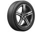 Preview: Schrägansicht einer originalen Mercedes-Benz Leichtmetallfelge mit montiertem Reifen. Die Felge hat ein sportliches 5-Speichen-Design in Schwarz und Silber. Preview: Schrägansicht einer originalen Mercedes-Benz Leichtmetallfelge mit montiertem Reifen. Die Felge hat ein sportliches 5-Speichen-Design in Schwarz und Silber.