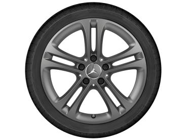 Preview: Frontansicht einer Original Mercedes-Benz Leichtmetallfelge mit montiertem Reifen, 5-Doppelspeichen-Design in Grau Himalaya matt, mit zentralem Mercedes-Benz Logo.