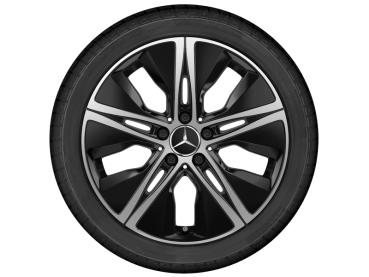 Frontalansicht einer originalen Mercedes-Benz Leichtmetallfelge mit montiertem Reifen. Das dynamische 5-Doppelspeichen-Design in Schwarz und Silber sorgt für eine stilvolle und sportliche Optik. Frontalansicht einer originalen Mercedes-Benz Leichtmetallfelge mit montiertem Reifen. Das dynamische 5-Doppelspeichen-Design in Schwarz und Silber sorgt für eine stilvolle und sportliche Optik.