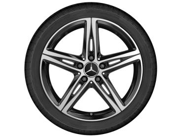 Preview: 5 Speichen Felge 18 Zoll glanzgedreht A/B/CLA-Klasse Baureihen W177/W247/C118 A17740107007X23 Preview: Frontale Ansicht einer originalen Mercedes-Benz Leichtmetallfelge im 5-Doppelspeichen-Design. Die silber-schwarze Felge zeigt das charakteristische Mercedes-Logo in der Mitte und bietet eine stilvolle Kombination aus Eleganz und Performance.