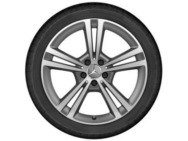 Preview: 5 Doppelspeichen Felge 19 Zoll glanzgedreht A/B/CLA-Klasse Baureihen W177/W247/C118    A17740108007X69 Preview: Original Mercedes-Benz Leichtmetallrad in Frontalansicht. Die Felge hat ein modernes Fünf-Doppelspeichen-Design mit einer silber-grauen Lackierung und dem Mercedes-Benz Logo in der Mitte.
