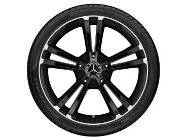Frontalansicht einer originalen Mercedes-Benz Leichtmetallfelge in Schwarz mit glanzgedrehten Akzenten. Das markante Stern-Design mit fünf Doppelspeichen sorgt für eine edle und kraftvolle Optik. Frontalansicht einer originalen Mercedes-Benz Leichtmetallfelge in Schwarz mit glanzgedrehten Akzenten. Das markante Stern-Design mit fünf Doppelspeichen sorgt für eine edle und kraftvolle Optik.