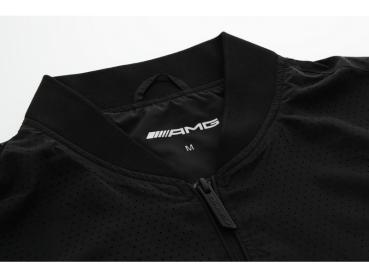 Preview: Nahaufnahme des Kragens des AMG Herren-Blousons mit AMG-Schriftzug auf dem Etikett und Zipperpuller im minimalistischen Design.