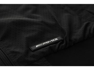 Preview: Detailaufnahme des schwarzen Kunststoffbadges mit weißem AMG 3D-Logo auf dem AMG Herren-Blouson, das den sportlichen Look unterstreicht.