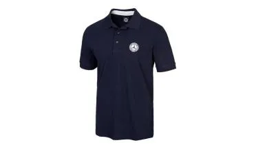 Herren-Poloshirt in klassischem Navyblau mit historischem Stern-Badge auf der Brust. Das Shirt hat eine Knopfleiste, einen Kragen und kurze Ärmel mit 1x1-Rippe, ideal für einen stilvollen Look.