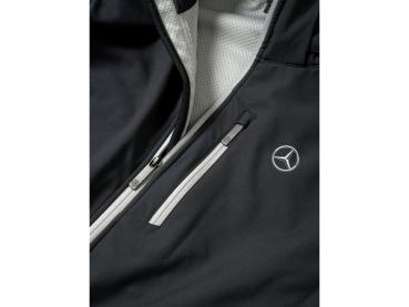 Preview: Nahaufnahme der schwarzen Softshelljacke mit silberfarbenem Reißverschluss und Mercedes-Benz Logo auf der linken Brust.