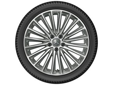 Preview: Frontansicht einer Original Mercedes-Benz Leichtmetallfelge in Titangrau, präzise gefertigt für optimale Passgenauigkeit und höchste Sicherheitsstandards bei der C-Klasse W206 und S206