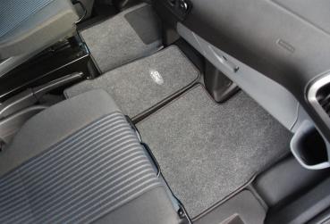 Ein hochwertiges Teppichset für das Fahrerhaus V362, entwickelt für Westfalia Nugget Active und Limited mit Automatikgetriebe.
