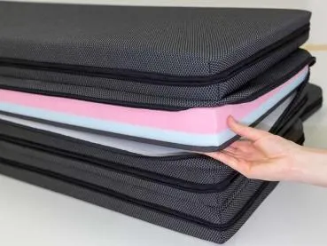 Nahaufnahme des "Santiago schwarz" Designs des iXTEND Faltbetts, das den Qualitätsschaumstoff und die präzisen Nähte zeigt.