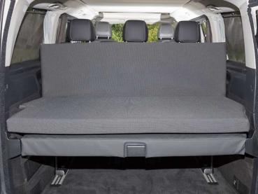 Preview: Ein zusammengefaltetes iXTEND Faltbett, das als praktische Gepäckablage auf dem Heckpolster des Mercedes-Benz Marco Polo HORIZON dient.