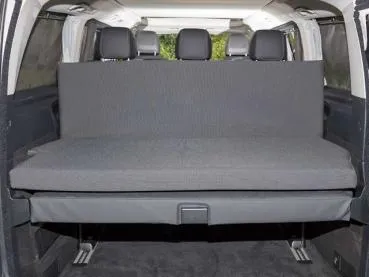 Ein zusammengefaltetes iXTEND Faltbett, das als praktische Gepäckablage auf dem Heckpolster des Mercedes-Benz Marco Polo HORIZON dient.