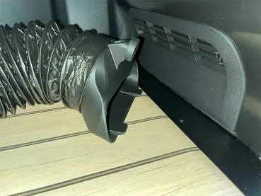 Nahaufnahme des Bajonettadapters vom CaliHeat Heizschlauch.