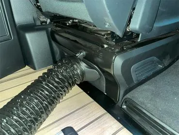 Montage des CaliHeat Heizsystems ohne Werkzeug im Mercedes Marco Polo.