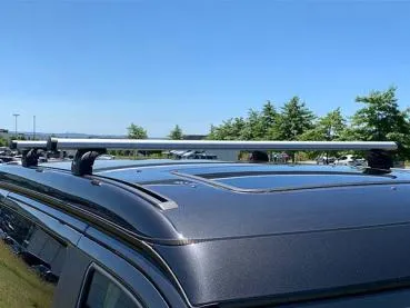 Illustration der korrekten Montage des Thule Dachträgers auf einem Westfalia Marco Polo Wohnmobil.