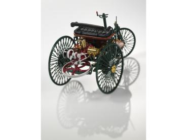 Preview: Frontansicht des Benz Patent Motorwagens (1886) als Präzisionsmodell im Maßstab 1:18, mit feinen Details wie Lenkmechanismus, Sitzbank und authentischen historischen Merkmalen.