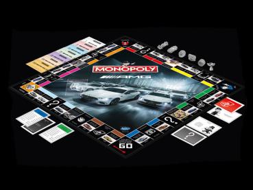 Preview: Nahaufnahme des Spielfelds des Mercedes-AMG Monopoly mit detailreichen Feldern, Spielfiguren und Spielkarten.