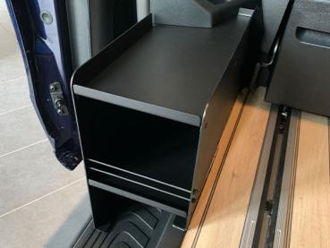 Mercedes-Benz V-Klasse Innenraum mit stilvollem Schuhregal an der rechten Seite