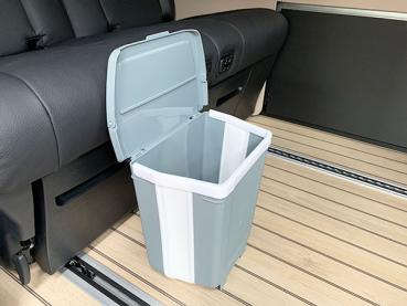 Grau-weißer Mülleimer mit Deckel, ideal zum Einhängen im Wohnmobil