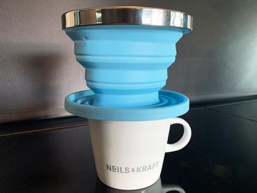 Der faltbare Silikon Kaffeefilterhalter in geöffnetem Zustand. Genießen Sie Kaffee in der freien Natur.