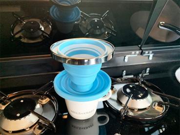 Der umweltfreundliche Weg, Kaffee zu brühen. Der Silikon Kaffeefilterhalter reduziert Abfall und ist wiederverwendbar.