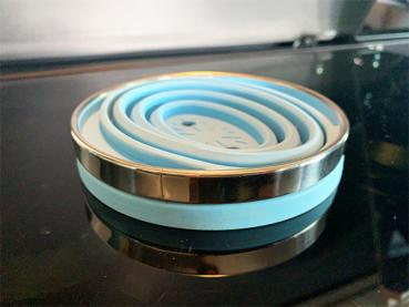 Die kompakte Größe des Silikon Kaffeefilterhalters im zusammengefalteten Zustand. Ideal für Reisen und Camping.