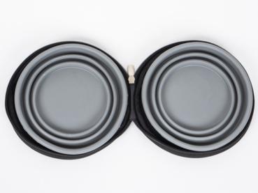 Preview: Reisen mit Ihrem Hund leicht gemacht: Dieser faltbare Hundenapf mit zwei Näpfen und praktischer Tragetasche bietet Ihnen und Ihrem Hund höchsten Komfort unterwegs. Jetzt online bei neils-und-kraft.shop!