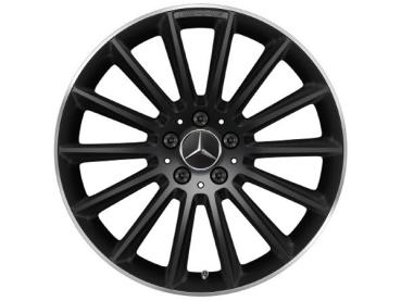 Schwarze AMG Mercedes-Benz Leichtmetallfelge mit mehrspeichigem Design und silbernem Mercedes-Stern in der Mitte. Die Felge kombiniert sportliche Eleganz mit hochwertiger Verarbeitung.