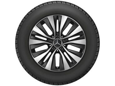 Preview: Mercedes-Benz Komplettrad mit schwarzer Leichtmetallfelge und aufgezogenem Reifen, sportliches Design mit silbernen Speichenakzenten.