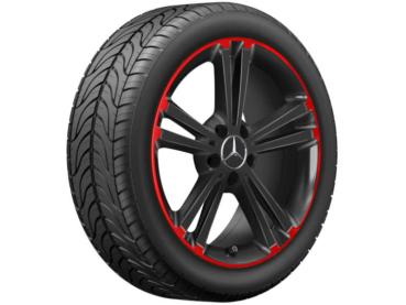 Original Mercedes-Benz Leichtmetallfelge 7,5 J x 18 ET 49 montiert mit Reifen, schwarz mit roten Akzenten, hochwertiges und aerodynamisches Design für sportliche Performance. Original Mercedes-Benz Leichtmetallfelge 7,5 J x 18 ET 49 montiert mit Reifen, schwarz mit roten Akzenten, hochwertiges und aerodynamisches Design für sportliche Performance.