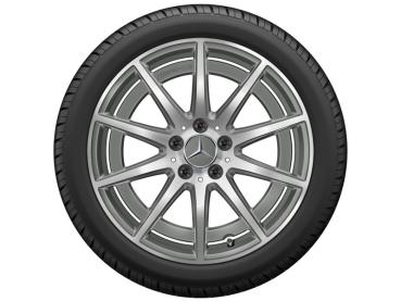 Mercedes-Benz AMG Leichtmetallrad mit montiertem Reifen in Frontansicht. Die silberne Mehrspeichen-Felge verleiht dem Rad eine elegante und dynamische Ausstrahlung. Mercedes-Benz AMG Leichtmetallrad mit montiertem Reifen in Frontansicht. Die silberne Mehrspeichen-Felge verleiht dem Rad eine elegante und dynamische Ausstrahlung.