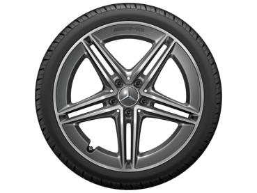 Frontalansicht eines AMG Leichtmetallrades mit 5-Speichen-Design und montiertem Reifen. Die Felge besticht durch ihr hochwertiges, glanzgedrehtes Finish in Tantalgrau. Frontalansicht eines AMG Leichtmetallrades mit 5-Speichen-Design und montiertem Reifen. Die Felge besticht durch ihr hochwertiges, glanzgedrehtes Finish in Tantalgrau.