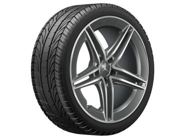 Schrägansicht eines AMG Leichtmetallrades mit sportlichem 5-Speichen-Design und montiertem Reifen. Die Felge hat eine edle, glanzgedrehte Oberfläche in Tantalgrau. Schrägansicht eines AMG Leichtmetallrades mit sportlichem 5-Speichen-Design und montiertem Reifen. Die Felge hat eine edle, glanzgedrehte Oberfläche in Tantalgrau.