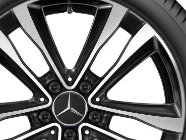 Preview: 5 Doppelspeichen Felge 18 Zoll glanzgedreht A/B/CLA-Klasse Baureihen W177/W247/C118 A17740127007X23 Preview: Detailaufnahme einer Mercedes-Benz Leichtmetallfelge, die das filigrane Design der schwarz-silbernen Speichen und den markanten Mercedes-Stern im Zentrum zeigt.