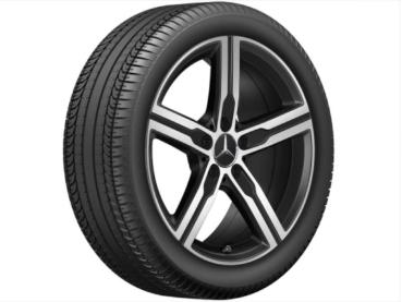 Original Mercedes-Benz Leichtmetallfelge in Schwarz matt mit fünf Doppelspeichen, inklusive montiertem Reifen. Dynamische Perspektive zur Präsentation des sportlichen Designs.
