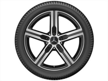 Preview: 5 Speichen Felge 18 Zoll glanzgedreht A-Klasse Baureihe W177 A1774013200677X36 Preview: Original Mercedes-Benz Leichtmetallfelge in Schwarz matt mit fünf Doppelspeichen, inklusive montiertem Reifen. Frontalansicht zur optimalen Darstellung der Felgenstruktur und des Markenlogos in der Mitte.