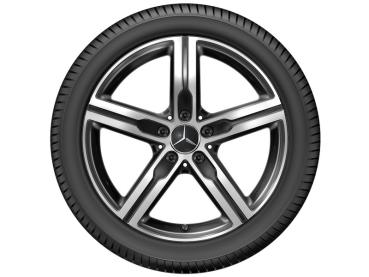 Frontalansicht einer originalen Mercedes-Benz Leichtmetallfelge mit montiertem Reifen. Die Felge zeigt ein elegantes 5-Speichen-Design mit glänzenden silbernen Akzenten. Frontalansicht einer originalen Mercedes-Benz Leichtmetallfelge mit montiertem Reifen. Die Felge zeigt ein elegantes 5-Speichen-Design mit glänzenden silbernen Akzenten.