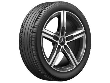 Schrägansicht einer originalen Mercedes-Benz Leichtmetallfelge mit montiertem Reifen. Die Felge hat ein sportliches 5-Speichen-Design in Schwarz und Silber. Schrägansicht einer originalen Mercedes-Benz Leichtmetallfelge mit montiertem Reifen. Die Felge hat ein sportliches 5-Speichen-Design in Schwarz und Silber.