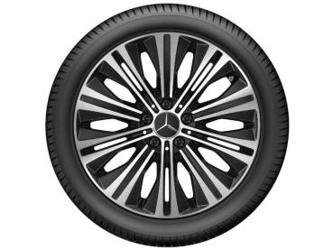 Komplett montiertes Original Mercedes-Benz Rad mit hochwertiger Leichtmetallfelge in Schwarz-Silber und passender Bereifung, optimiert für höchste Sicherheit und Fahrkomfort. Komplett montiertes Original Mercedes-Benz Rad mit hochwertiger Leichtmetallfelge in Schwarz-Silber und passender Bereifung, optimiert für höchste Sicherheit und Fahrkomfort.