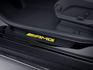 AMG Einstiegsleisten in Edelstahl schwarz für vorne, beleuchtet, einteilig mit AMG Schriftzug in gelb AMG Einstiegsleisten in Edelstahl schwarz für vorne, beleuchtet, einteilig mit AMG Schriftzug in gelb