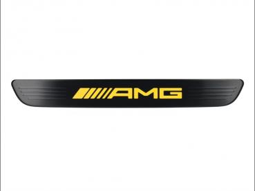 AMG Einstiegsleisten in Edelstahl schwarz für vorne, beleuchtet, einteilig mit AMG Schriftzug in gelb AMG Einstiegsleisten in Edelstahl schwarz für vorne, beleuchtet, einteilig mit AMG Schriftzug in gelb