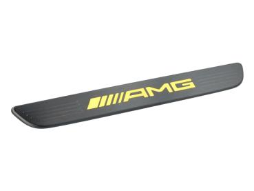 AMG Einstiegsleisten in Edelstahl schwarz für vorne, beleuchtet, einteilig mit AMG Schriftzug in gelb AMG Einstiegsleisten in Edelstahl schwarz für vorne, beleuchtet, einteilig mit AMG Schriftzug in gelb