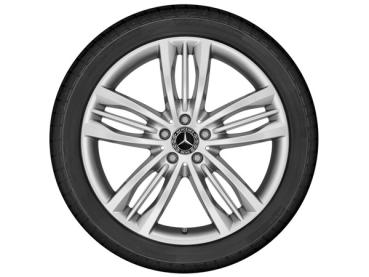 20 Zoll Mercedes-Benz 5-Tripel-Speichen-Leichtmetallrad in Thuliumsilber für die S-Klasse W222, lackiert, passend für die Hinterachse, Ansicht schräg von vorne 20 Zoll Mercedes-Benz 5-Tripel-Speichen-Leichtmetallrad in Thuliumsilber für die S-Klasse W222, lackiert, passend für die Hinterachse, Ansicht schräg von vorne