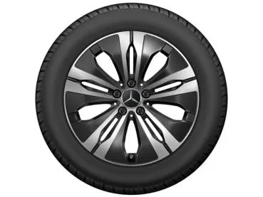 Ein glänzendes 5-Loch-Rad mit dem Mercedes-Benz Logo