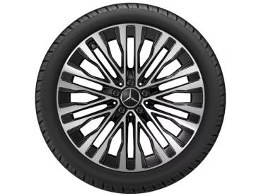 Nahaufnahme der exklusiven Mercedes-Benz Alufelge mit markantem Markenlogo und edlem Design