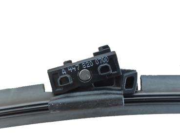 Preview: Nahaufnahme des originalen Mercedes-Benz Wischerblatt mit Befestigung