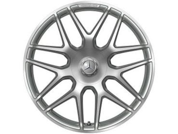 Detailaufnahme des AMG Schmiederads 22 Zoll montiert an einer Mercedes-Benz G-Klasse W463 – zeigt das elegante Kreuzspeichen-Design in titangrau glanzgedreht und die exklusive Passform am Fahrzeug.