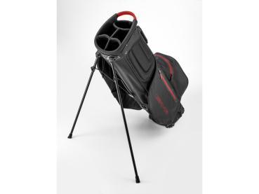 Preview: Rückansicht eines schwarzen AMG Golf-Standbags mit rotem Griff und 5er-Schlägereinteilung, stabil auf seinen Standfüßen positioniert.