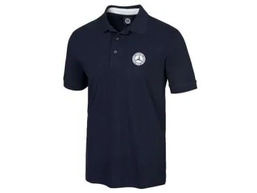 Herren-Poloshirt in klassischem Navyblau mit Mercedes-Benz Badge auf der Brust, kurze Ärmel und schlichte Knopfleiste, dargestellt vor einem weißen Hintergrund.